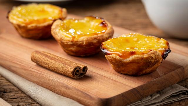 Com uma massa folheada que derrete na boca e um recheio cremoso, o pastel de belém possui diferentes versões ao redor do mundo (Créditos: Shutterstock)