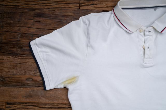 Nem alvejante, nem bicarbonato de sódio: como remover manchas de desodorante de camisas e camisetas