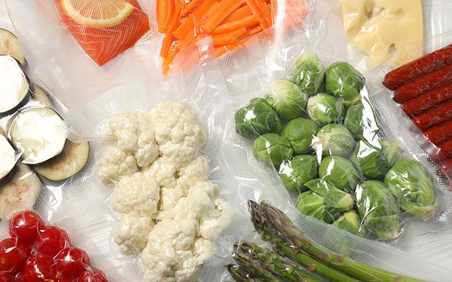 Veja como fazer vácuo no saco plástico antes de congelar alimentos