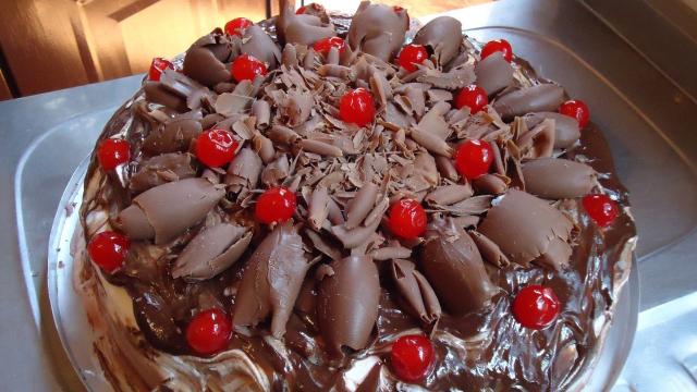 Você vai se sentir um verdadeiro confeiteiro quando preparar esse bolo Floresta Negra (Créditos: TudoGostoso/Ana Campos)