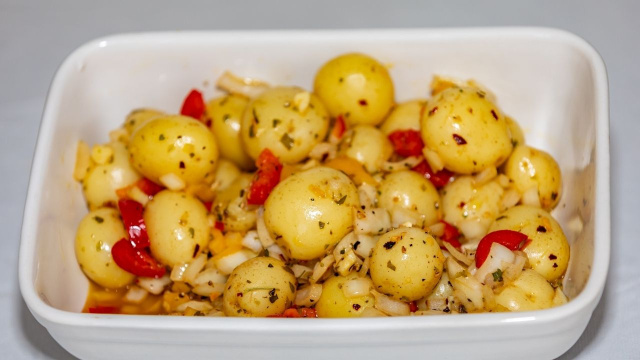 Todo ano eu faço essas batatinhas em conserva para petiscar no Natal e elas sempre acabam em segundos!