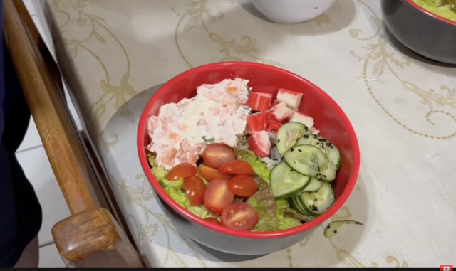 Parei de gastar no delivery depois que aprendi a fazer poke em casa: essa versão feita com salmão e cream cheese é uma delícia