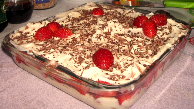 Experimente a sensação da melhor sobremesa de morango do mundo para depois do almoço