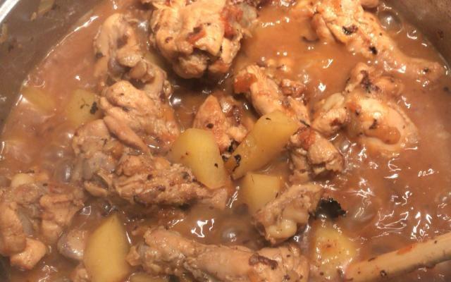 Só provando para ver como o frango ensopado é saboroso (Créditos: TudoGostoso/Thalita Martins)