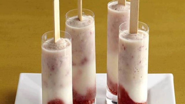 Porções de picolé light de morango em copinhos para vodka (Créditos: TudoGostoso/Glória Duarte)