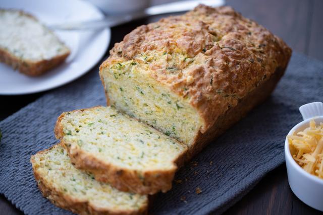 O ingrediente incomum que uso na minha receita de pão de abobrinha que eleva o nível do prato