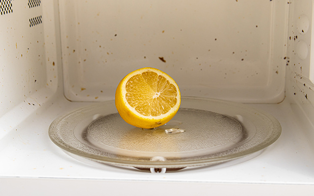 Colocar uma fatia de limão no micro-ondas desligado: o que isso faz e por que é recomendado?