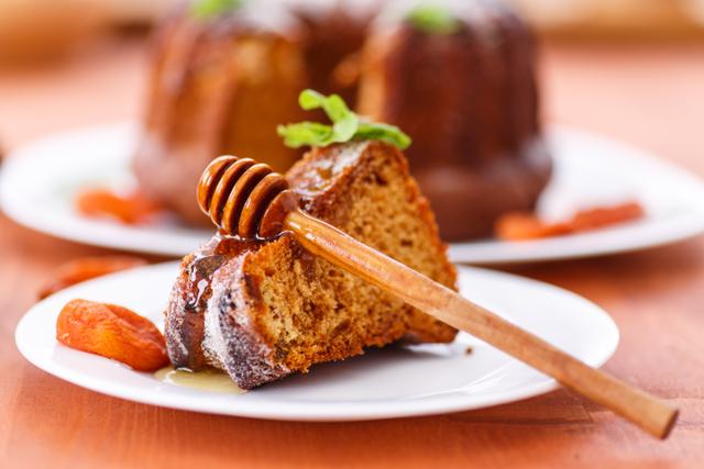 Bolo de mel com frutas do Oriente sem lactose (Créditos: Shutterstock)
