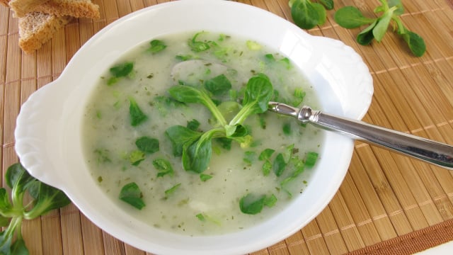 Perfeita para quem gosta de agrião, essa sopa é saborosa e fácil de fazer (Créditos: Shutterstock)