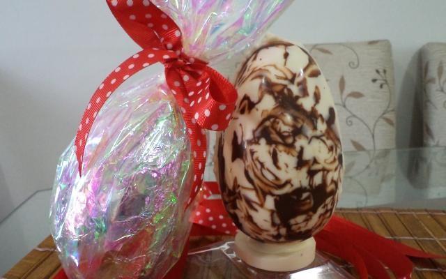 A combinação de chocolates é o que deixa esse ovo belíssimo (Créditos: TudoGostoso)