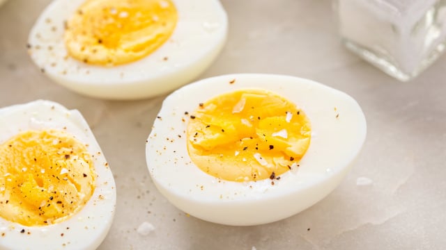 Diga adeus à panela com água! Agora só cozinho os ovos assim
