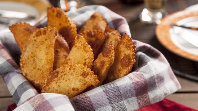 Minipastéis fáceis e crocantes transbordando de tanto recheio