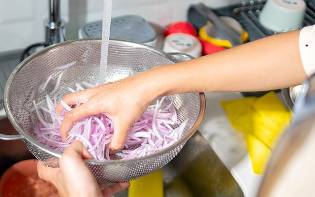 O truque que aprendi para deixar a cebola mais suave e saborosa mudou minhas saladas e refogados