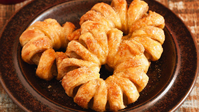 Anéis de maçã com massa folhada para o café da tarde: receita pode ser feita na airfryer ou forno e fica pronto em 15 minutos