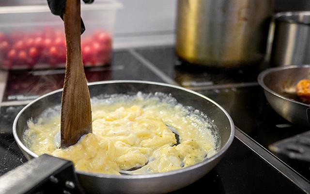 Esse líquido é o segredo para fazer ovos mexidos bem cremosos e macios como um chef de café da manhã