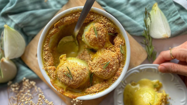 Receita de cebola gratinada com farofa crocante: a cebola fica docinha e esse creme é irresistível