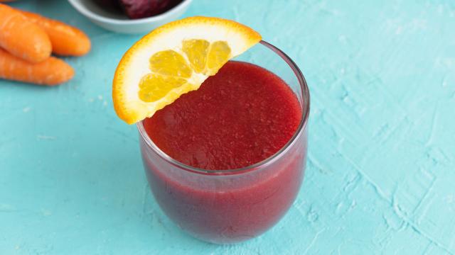 O suco de laranja, beterraba e cenoura é uma opção doce para te refrescar no verão. (Créditos: Shutterstock)