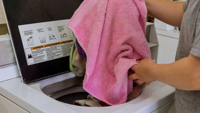 Basta uma colherada disso na máquina de lavar e suas toalhas ficarão macias novamente (não é vinagre!)