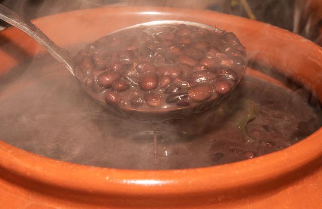 Temperar feijão antes de cozinhar: nova polêmica do Tiktok gera dúvidas e o TudoGostoso vem dar a resposta!