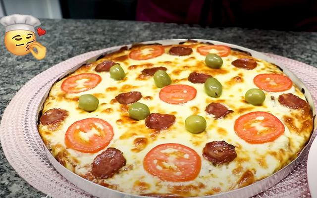 Nada de glúten no lanche, essa massa de pizza NÃO TEM FARINHA e a receita é tão fácil que você pode fazer até na frigideira