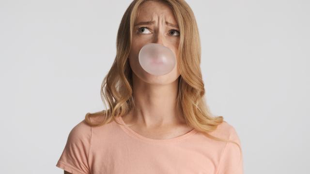 Mascar chiclete reduz o apetite? Descubra se hábito é aliado ou vilão da dieta