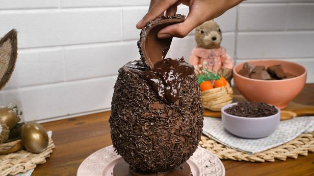 Esse ovo de Páscoa é muito recheado e uma delícia (Créditos: TudoGostoso)