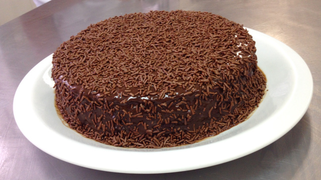 O bolo de chocolate simples que conquista corações: impossível comer uma fatia só quando faço essa receita