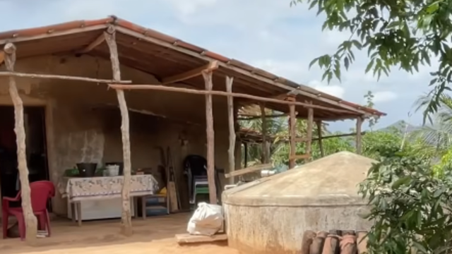 O estilo de vida simples da família. (Créditos: Israel Puro Sertão/ reprodução Youtube)