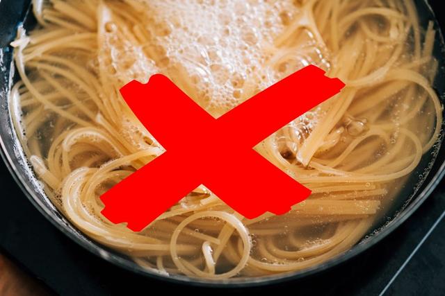 Por que você NUNCA deve colocar óleo ao cozinhar macarrão?