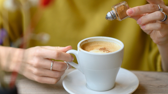 Vi essa dica no TudoGostoso e agora faço sempre: canela no café traz benefícios