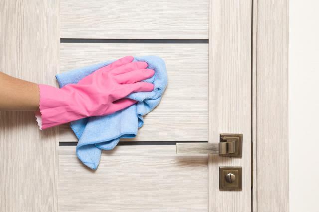 Como limpar portas internas e externas de casa: truques e etapas indispensáveis para a limpeza de acordo com o tipo de porta