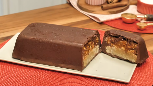 Sobremesa Snickers na travessa: aprendi a fazer o bombom gigante que é melhor que o original no TudoGostoso