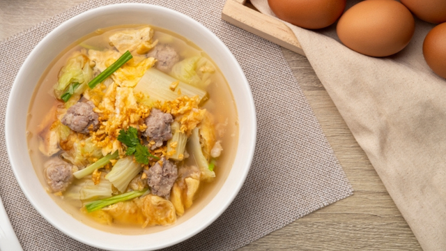 Sopa italiana feita com 150 ovos atravessa gerações e transforma uma simples receita em herança de família