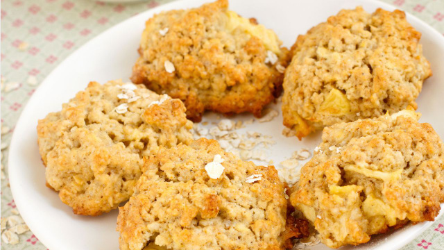 Biscoitos de aveia pura, laranja e mel para um café da manhã rico em fibras: viciei nessa receita prática e gostosa!