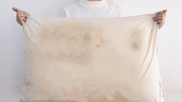 Manter um cuidado constante com os seus travesseiros vai evitar o surgimento de manchas no tecido (Créditos: Shutterstock)