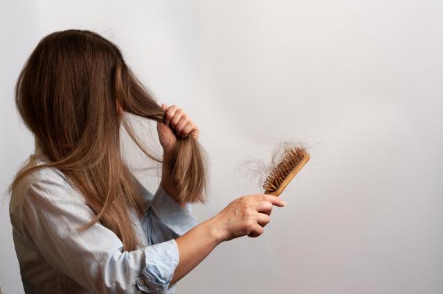 Poucos sabem, mas esses 5 alimentos podem acelerar a calvície, segundo dermatologista!