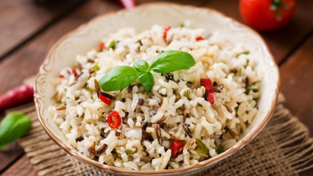 Os dois ingredientes ajudam a equilibrar o amido durante o preparo do arroz (Créditos: Magnific)