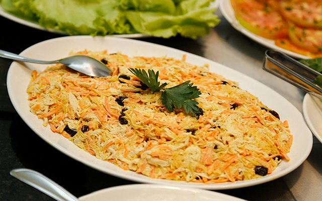 Esse é o acompanhamento de Natal que dá para fazer um dia antes que fica ainda mais gostoso: salpicão de frango simples e rápido