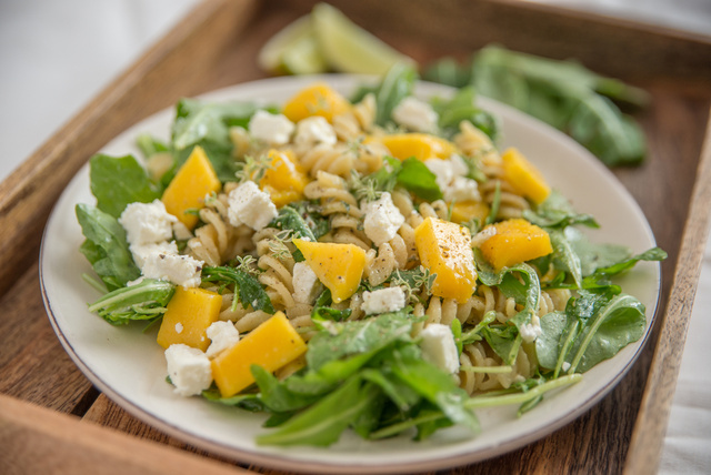 Leve, deliciosa e irresistível: a salada perfeita para o jantar com apenas quatro ingredientes