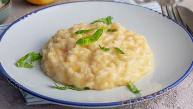 Risoto de queijo mussarela supercremoso servido em prato fundo (Créditos: TudoGostoso)