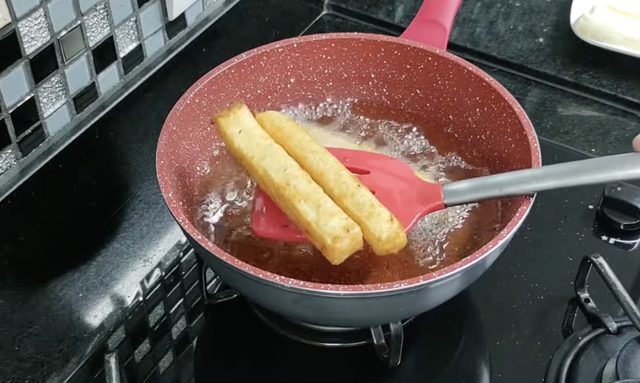 Porção caseira de palitos de aipim com queijo crocantes. (Foto: reprodução canal Vale do Sabor no Youtube)