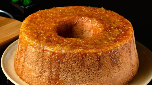 Bolo fofinho de laranja com calda perfeito para o café da manhã da mamãe (e da família toda)