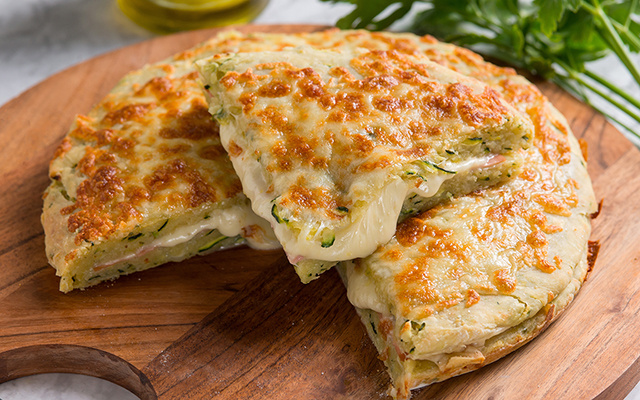 Me senti na Itália depois de preparar essa focaccia de cebola caramelizada com queijo: massa muito fofinha e cheia de recheio