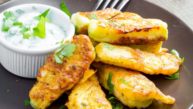 Rolinho de abobrinha com aveia: receita simples é uma opção nutritiva e fica uma delícia acompanhado de um molho especial