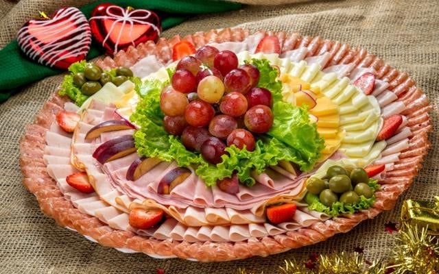 Mais simples do que montar uma tábua de frios e servir impossível: é o coringa para toda festa! (Créditos: TudoGostoso)