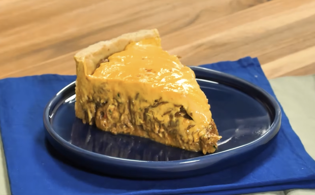 Torta salgada recheada com carne bovina e cobertura de queijo derretido para o almoço. (Foto: TudoGostoso)
