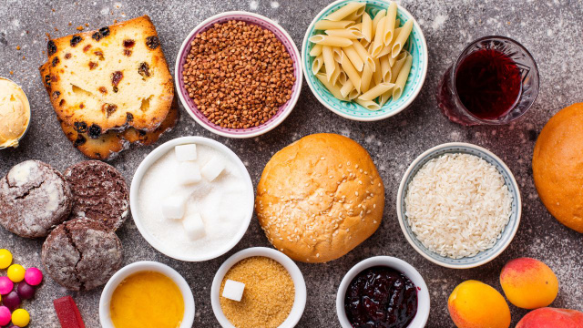 Além dos doces, é importante controlar o consumo de alimentos ricos de carboidratos simples, como pães, massas e arroz (Créditos: Shutterstock)