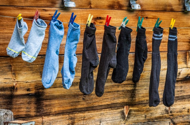 Os dois furos ajudam a proteger as roupas e melhoram a circulação de ar durante a secagem. (créditos: Shutterstock)