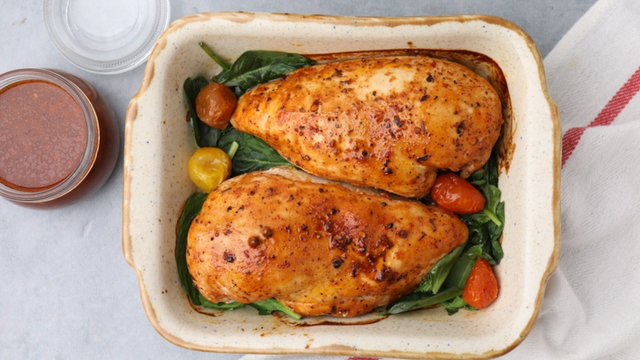 Adeus peito de frango seco e sem graça: esta é minha receita infalível para deixar a proteína mais gostosa, macia e bastante suculenta