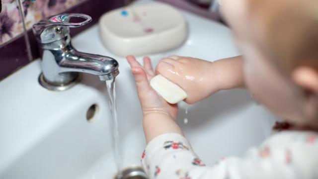 A invenção milionária de um menino de 9 anos que promove a higiene em crianças pequenas com seus sabonetes de um jeito muito divertido